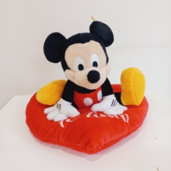 Mickey sentado