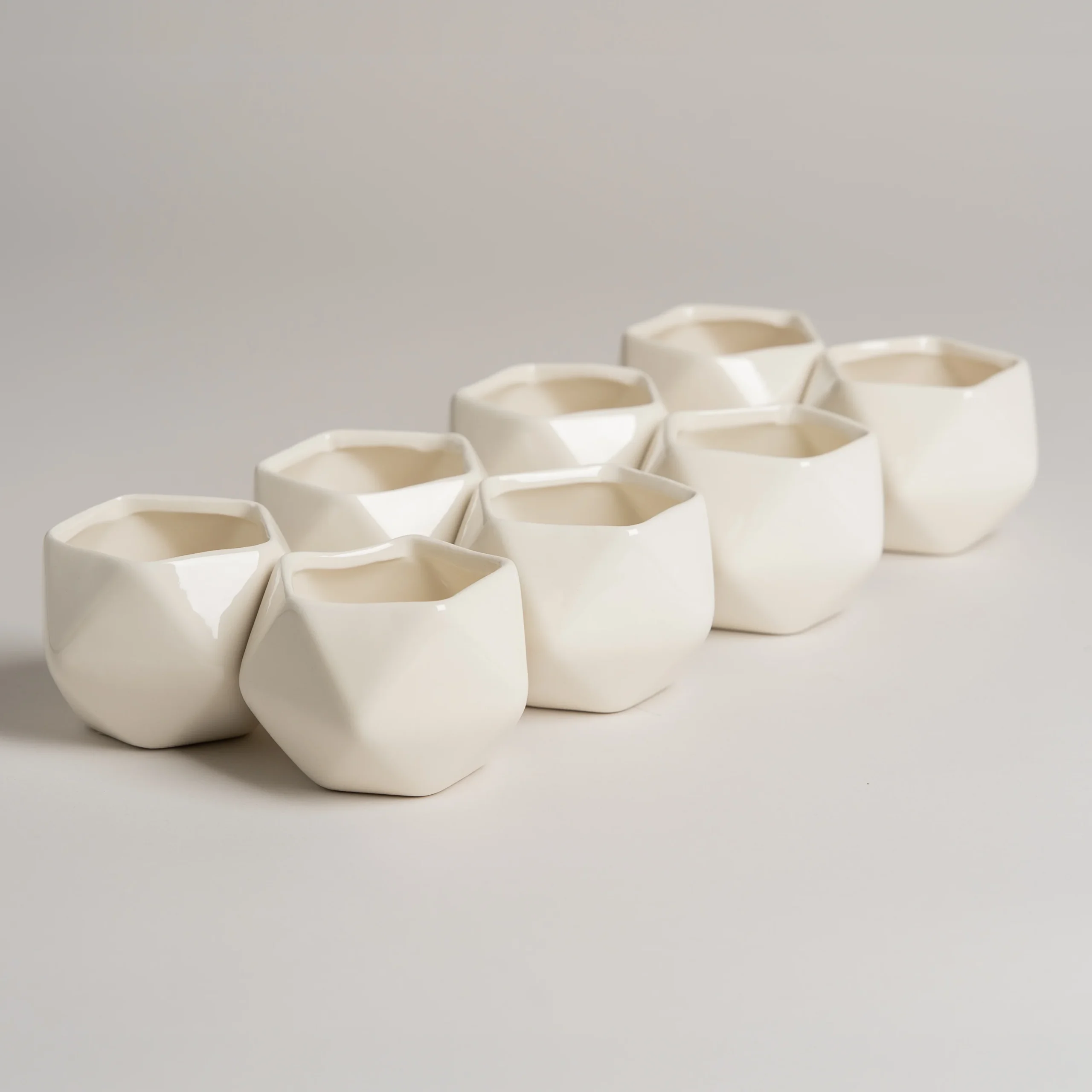 Maceta de ceramica facetada