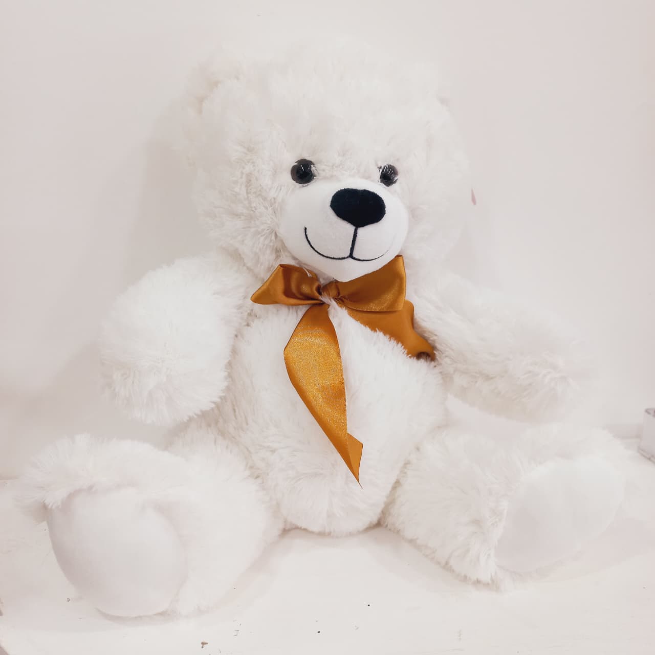 Oso con moño dorado