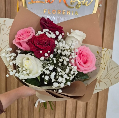 Media doc. de rosas surtidas